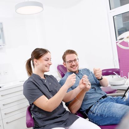 Durch regelmäßige Prophylaxe und PZR in Ihrer Zahnarztpraxis in Rostock bleiben Ihre Zähne und das Zahnfleisch langfristig gesund.