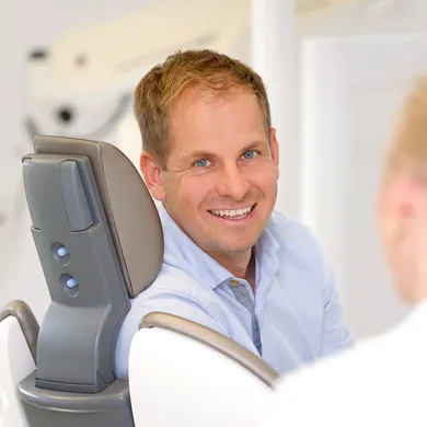 Durch regelmäßige Prophylaxe und PZR in Ihrer Zahnarztpraxis in Rostock bleiben Ihre Zähne und das Zahnfleisch langfristig gesund.