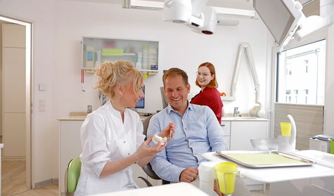 Zahnärztin Dr. Bölter bei einer Behandlung mit einem Patienten